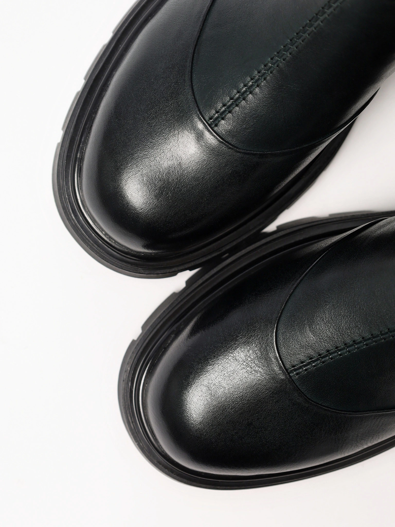 Ботинки темно-зеленого цвета на рельефной подошве